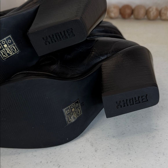 BRONX Leather Pinched Booties Sz 39/8.5 - Picture 8 of 11